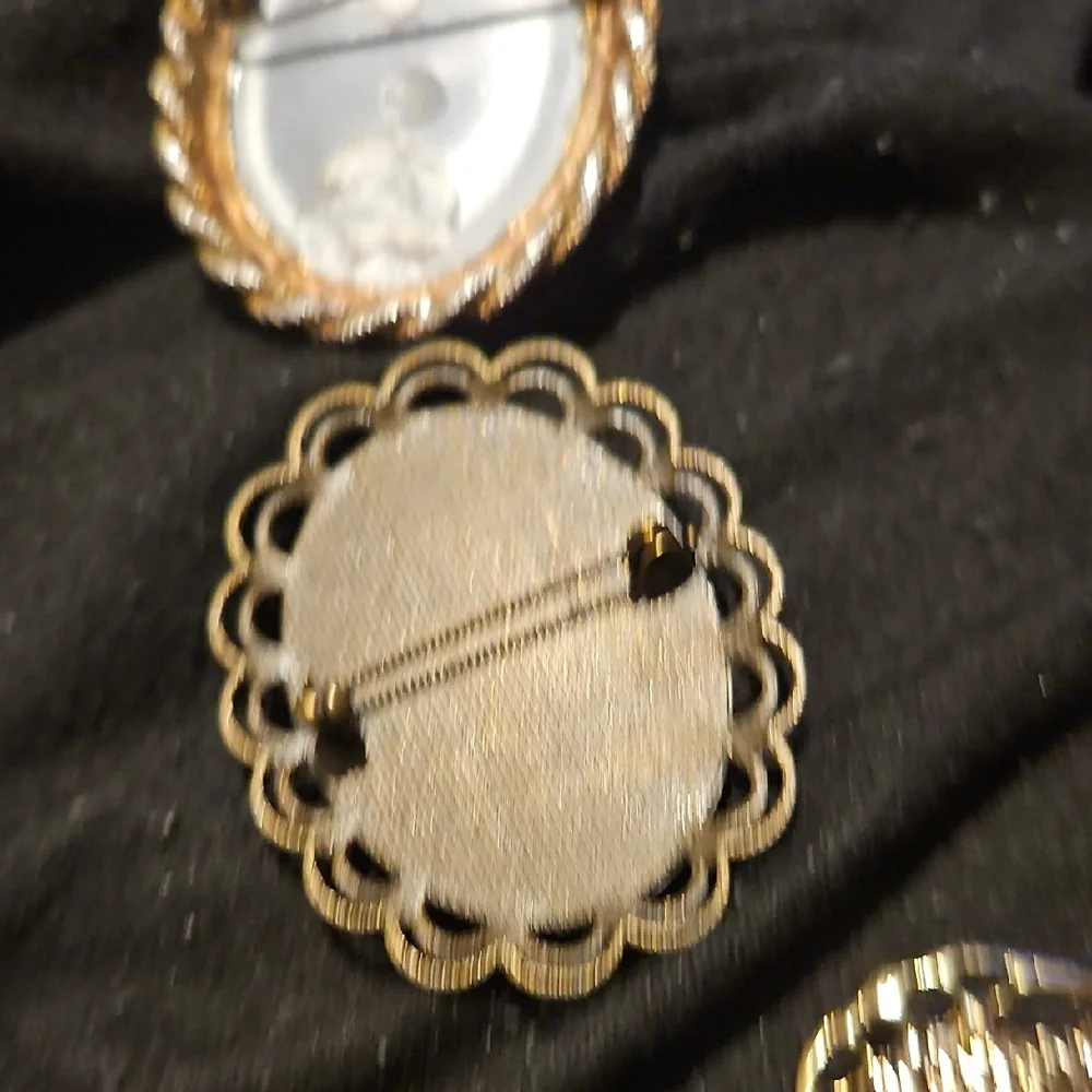Elegant Cameo Brooch Set - Goldtone  and Cream - Picture 7 of 8